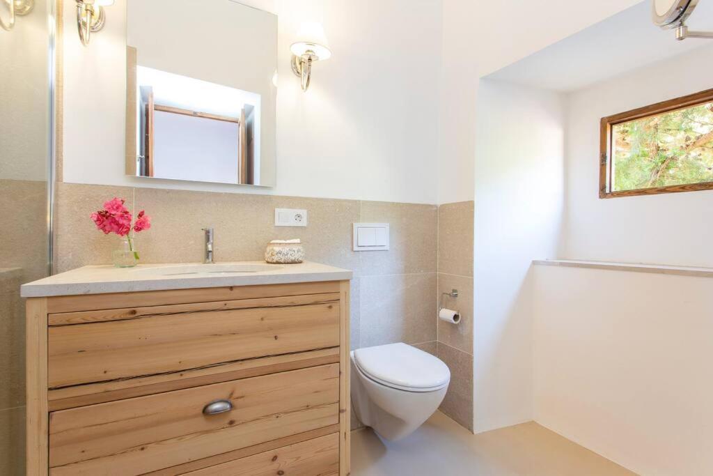 Fully Renovated Manor House In The Heart Of
